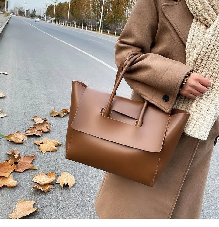 Sac à main femme crème, chic et spacieux, idéal pour les cours ou un usage quotidien, très pratique.