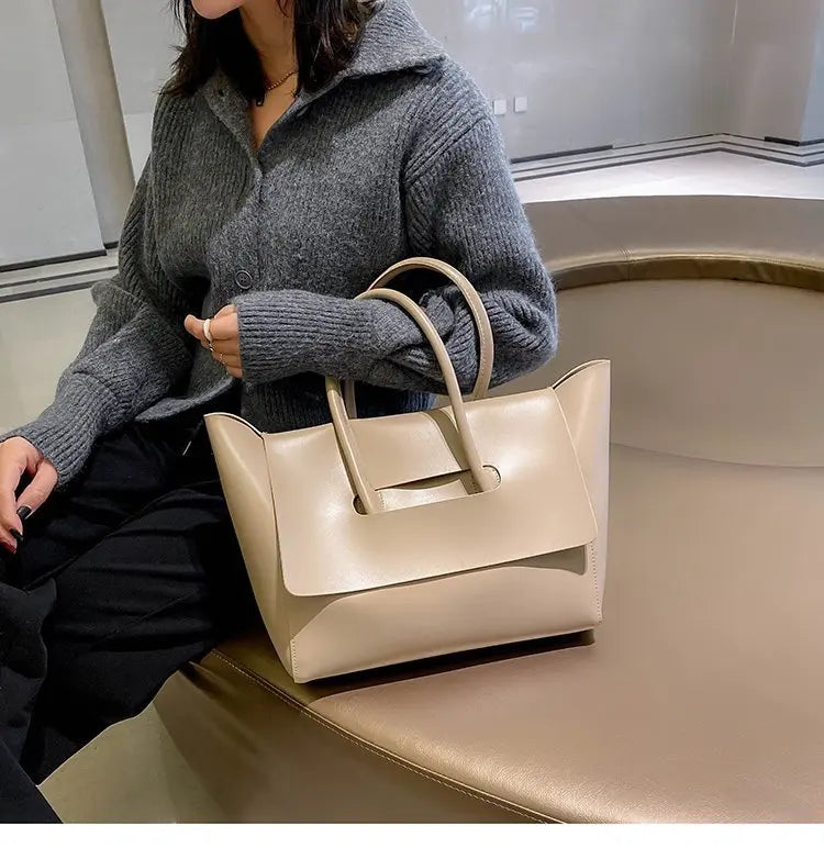 Sac à main femme élégant, noir, en similicuir, accessoire mode incontournable pour un look chic.
