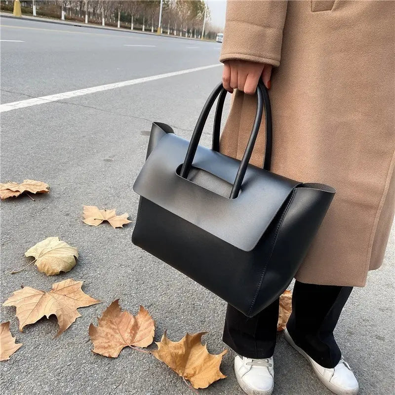Sac à main femme marron en similicuir avec rabat, idéal pour la mode et le quotidien organisé.