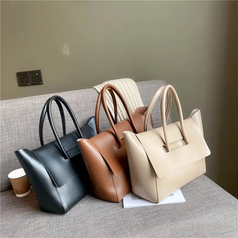 Grand sac à main femme noir, spacieux et chic, parfait pour organiser vos affaires de cours et personnel.