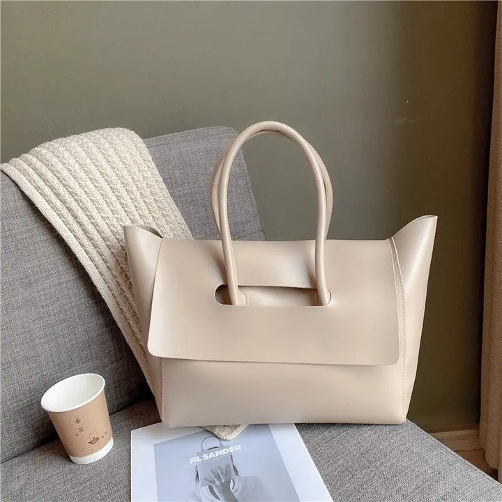 Sac à main femme crème tendance, polyvalent pour cours ou quotidien, accessoire mode indispensable.