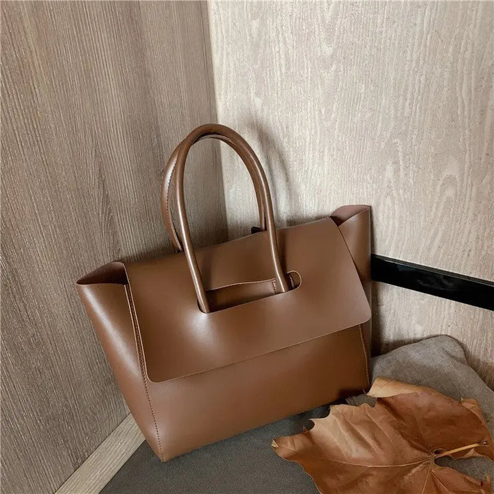 Sac à main femme élégant avec rabat, en similicuir de qualité, style chic pour toutes les occasions.
