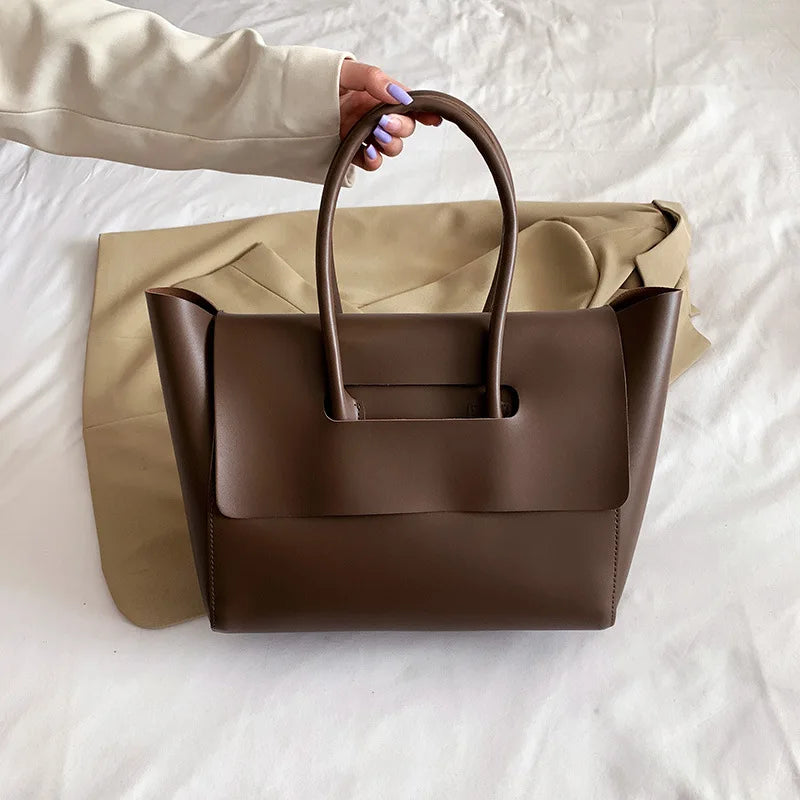 Sac à main chic en similicuir noir pour femme, style mode, idéal pour le travail ou les sorties.