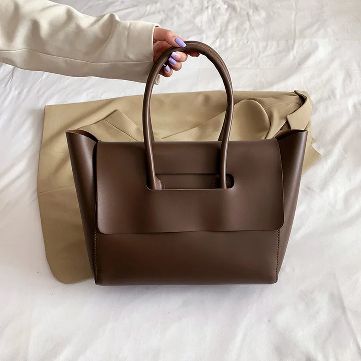 Sac à main chic en similicuir noir pour femme, style mode, idéal pour le travail ou les sorties.
