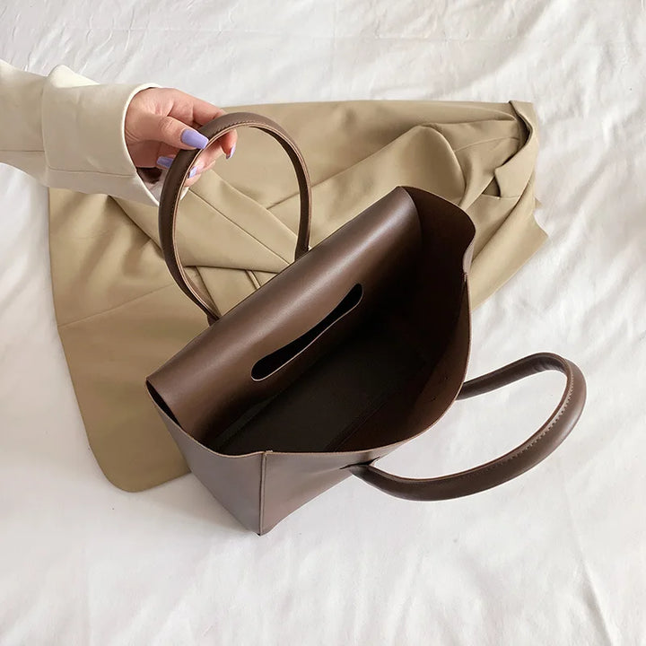 Sac à main femme marron, spacieux et chic, organiseur idéal pour cours et activités quotidiennes.