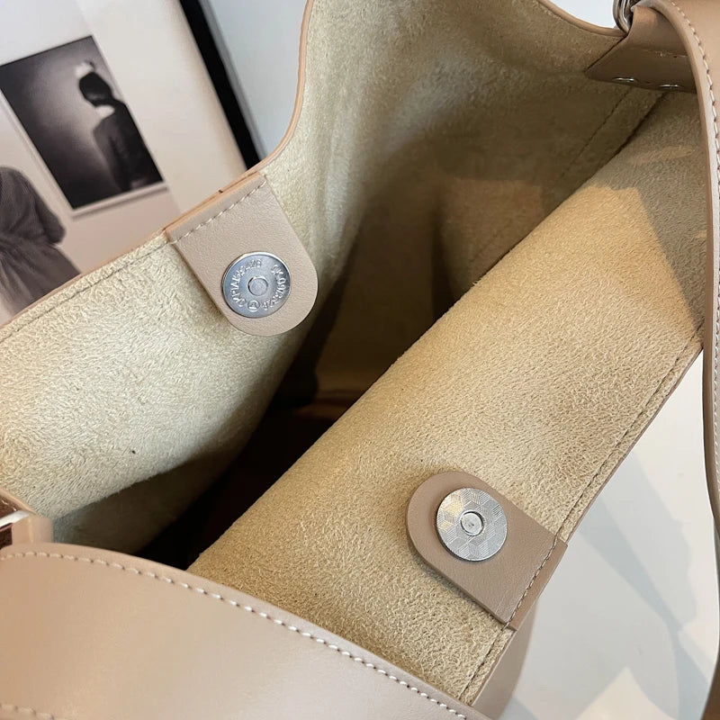 Grand sac à main femme tendance en similicuir. Un sac élégant et pratique pour toutes les occasions.