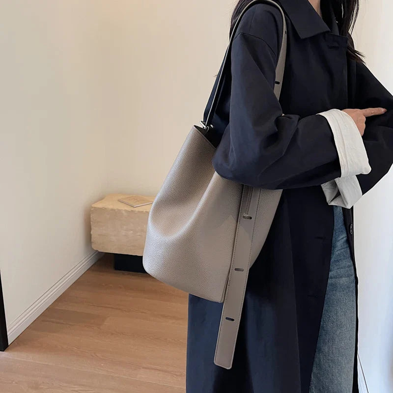 Sac à main tendance pour femme, en similicuir durable. Idéal comme sac quotidien élégant et pratique.