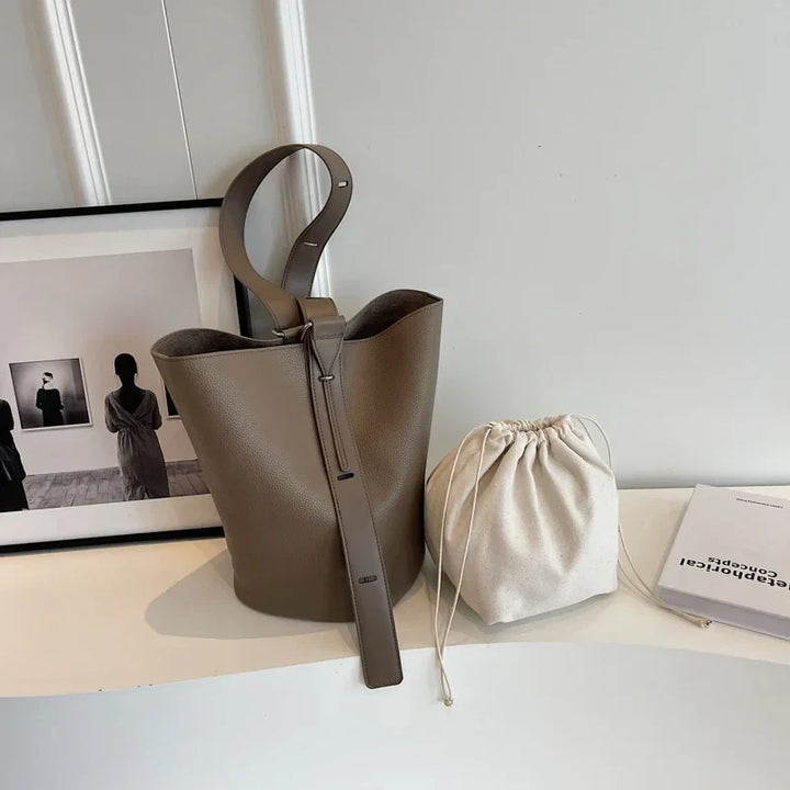 Accessoire mode femme: sac à main élégant en similicuir, parfait comme sac bandoulière ou sac seau.