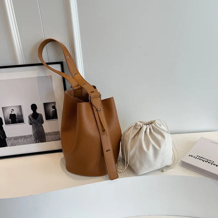 Sac femme pratique et grand en similicuir. Ce sac à main tendance est parfait pour le quotidien.