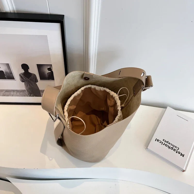 Sac seau femme en similicuir, élégant et pratique pour un look quotidien tendance. Grand volume.