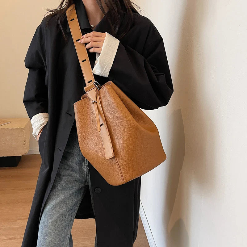 Sac bandoulière femme tendance en similicuir, pratique pour le quotidien. Un sac à main élégant.