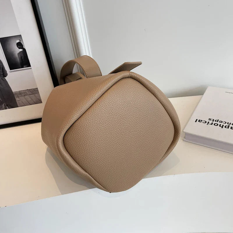 Sac à main femme en similicuir élégant, parfait pour accessoiriser votre tenue mode quotidienne.