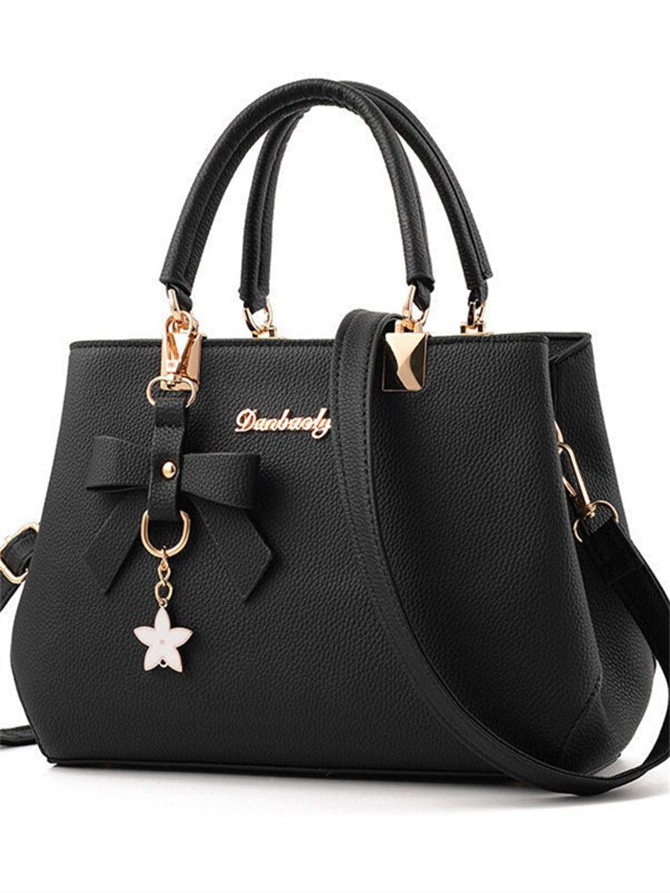 Accessoire fashion: sac à main noir en similicuir pour femmes, style chic et polyvalent.