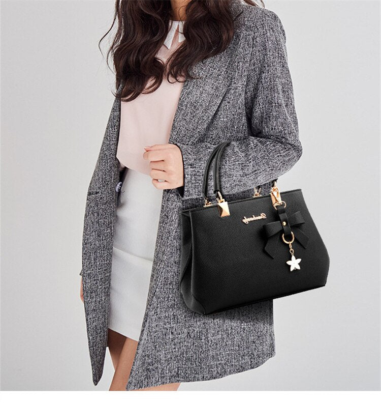 Sac femme noir en similicuir, design élégant, parfait pour usage quotidien avec bandoulière.