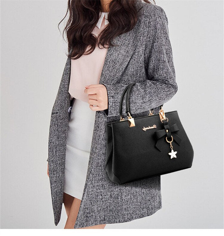 Sac femme noir en similicuir, design élégant, parfait pour usage quotidien avec bandoulière.