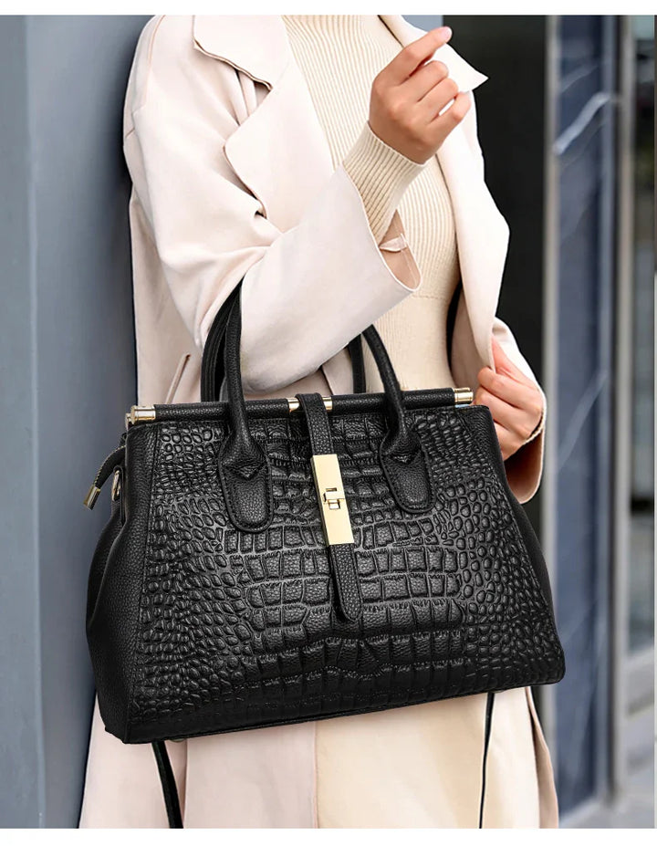 Sac à main femme élégant en similicuir noir effet croco avec bandoulière, vue frontale