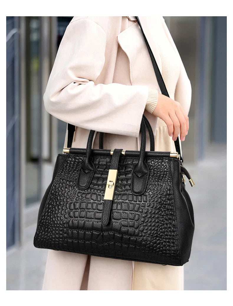 Accessoire de mode: sac à main femme en similicuir noir croco, bandoulière ajustable