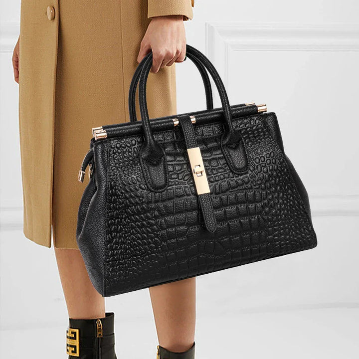 Gros plan d'un sac à main femme en similicuir effet croco noir, texture et détails