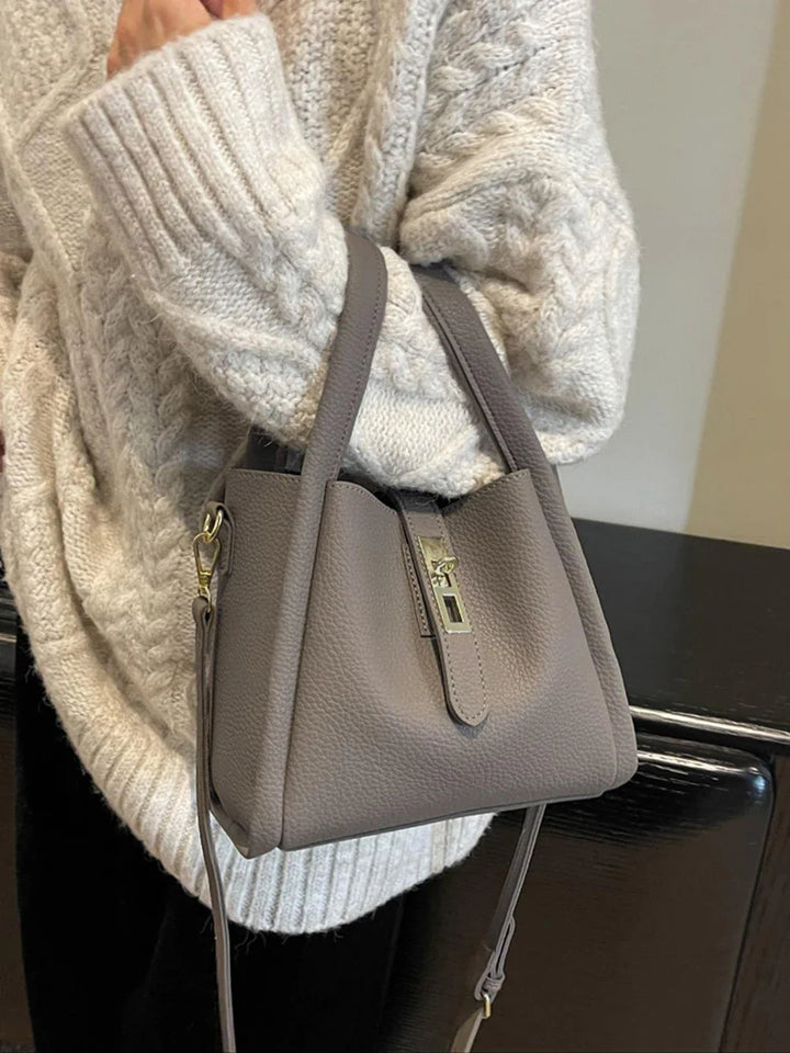 Besace femme mode en similicuir marron, bandoulière pour un porté épaule ou croisé, accessoire élégant