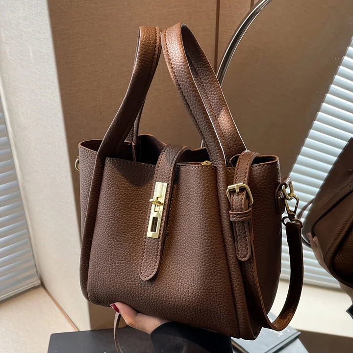 Sac bandoulière femme chic en similicuir beige, design besace épuré, idéal comme sac à main quotidien