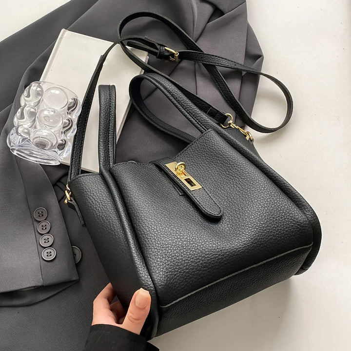 Sac à main femme bandoulière en similicuir grainé bleu marine, besace élégante pour toutes occasions