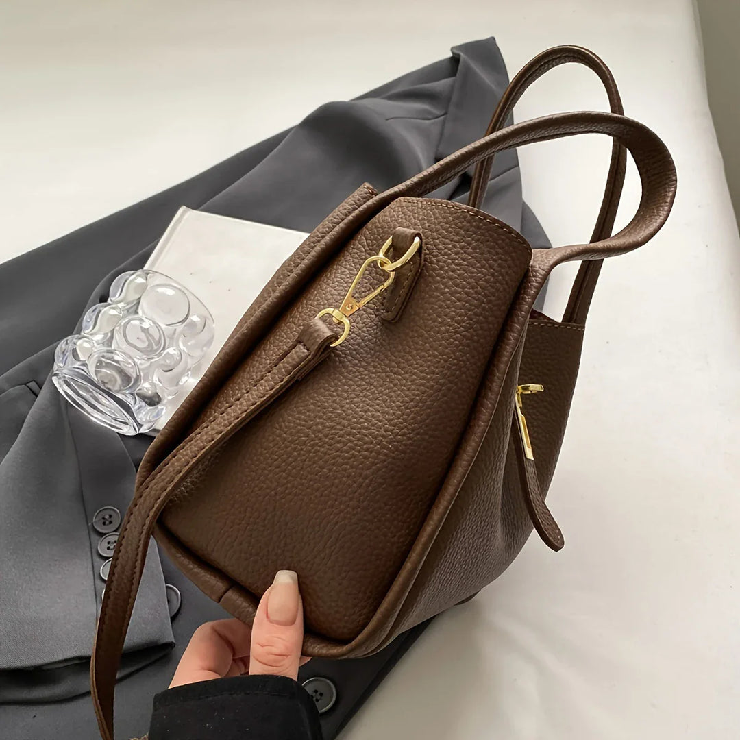Sac femme en similicuir rouge, style besace avec bandoulière ajustable, accessoire mode et pratique