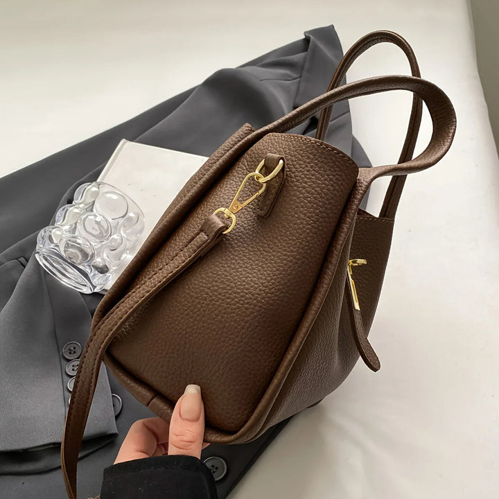 Sac femme en similicuir rouge, style besace avec bandoulière ajustable, accessoire mode et pratique