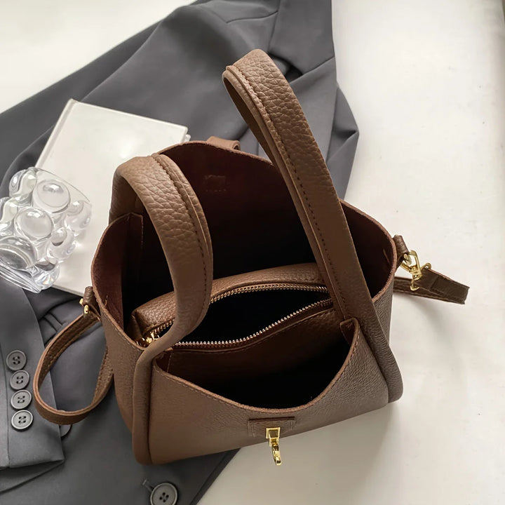 Besace élégante femme noire en similicuir, avec bandoulière fine, un sac à main polyvalent et chic