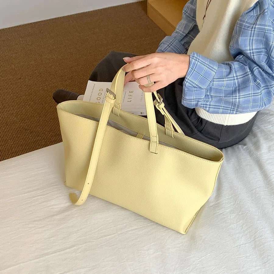 Grand sac cabas femme en similicuir texturé, idéal pour un porté épaule, polyvalent et chic.