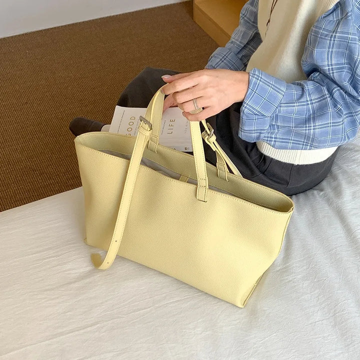 Grand sac cabas femme en similicuir texturé, idéal pour un porté épaule, polyvalent et chic.