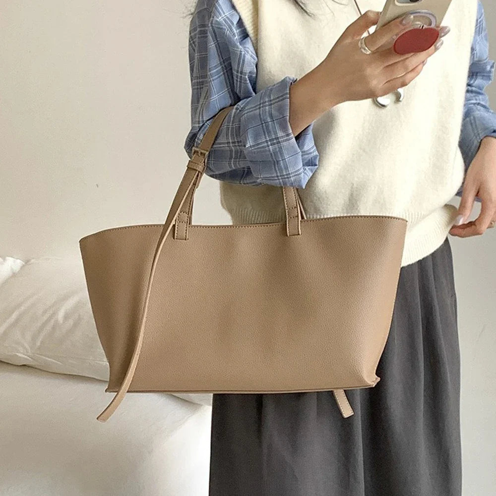 Sac à main femme moderne en similicuir texturé, accessoire élégant pour organiser et compléter votre look.