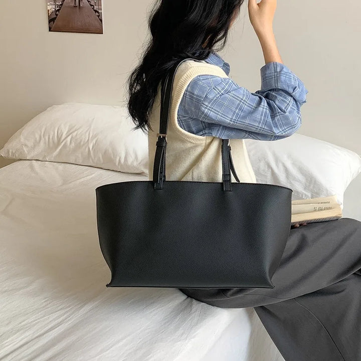 Sac cabas texturé pour femme, design moderne et élégant, parfait pour un porté épaule.