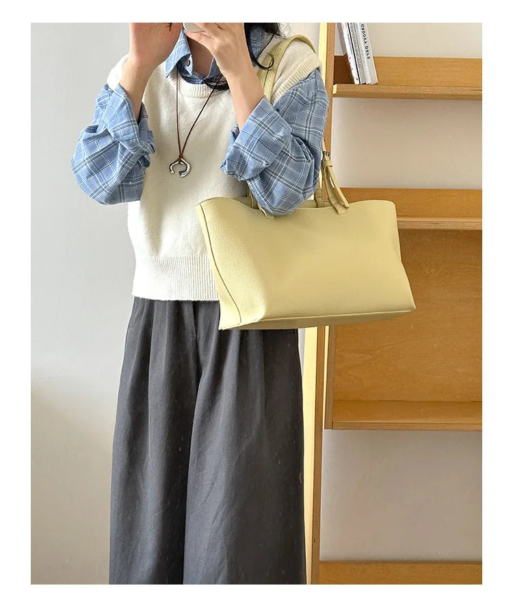 Sac à main femme sophistiqué en similicuir texturé, accessoire élégant pour toute occasion chic.