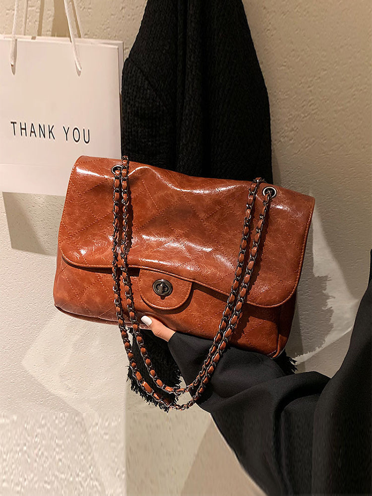 Sac à main femme simili cuir vegan avec anse chaîne, disponible en plusieurs couleurs. Tendance et respectueux.