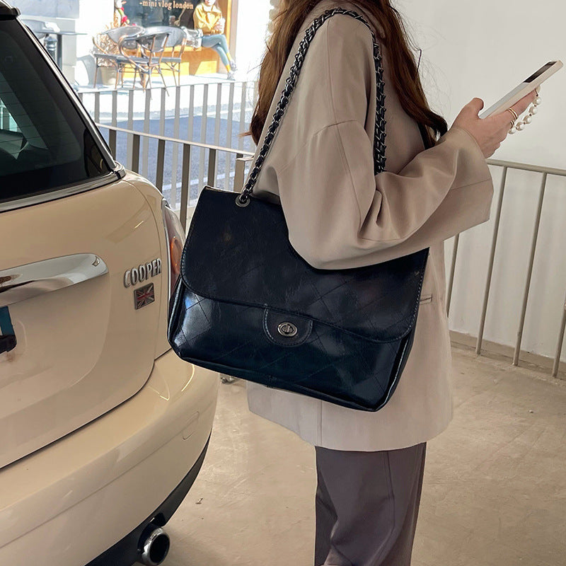 Accessoire mode tendance: sac à main femme avec anse chaîne. Simili cuir élégant, parfait pour compléter votre look.