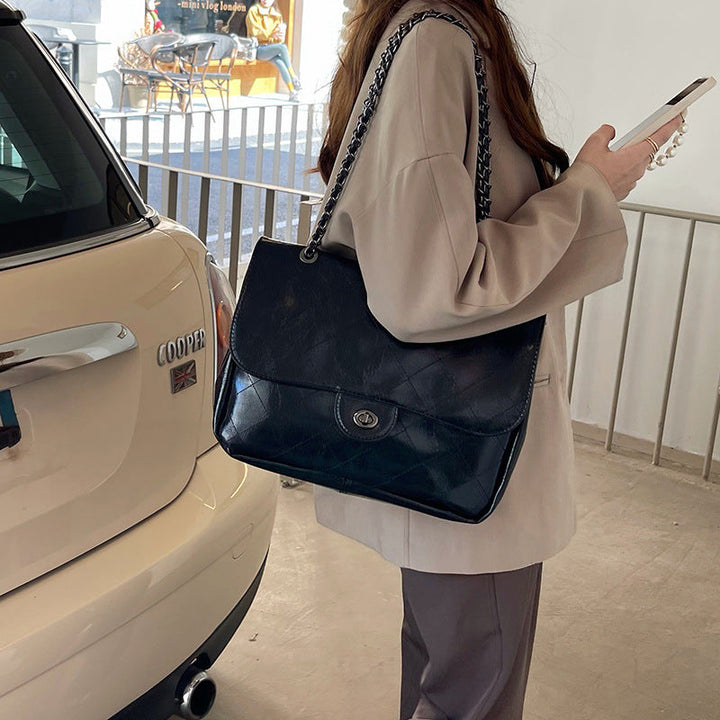 Accessoire mode tendance: sac à main femme avec anse chaîne. Simili cuir élégant, parfait pour compléter votre look.