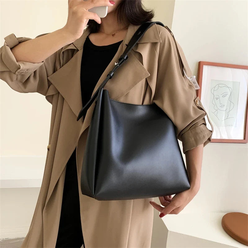 Sac à main femme élégant porté épaule en similicuir, accessoire chic pour le quotidien moderne.