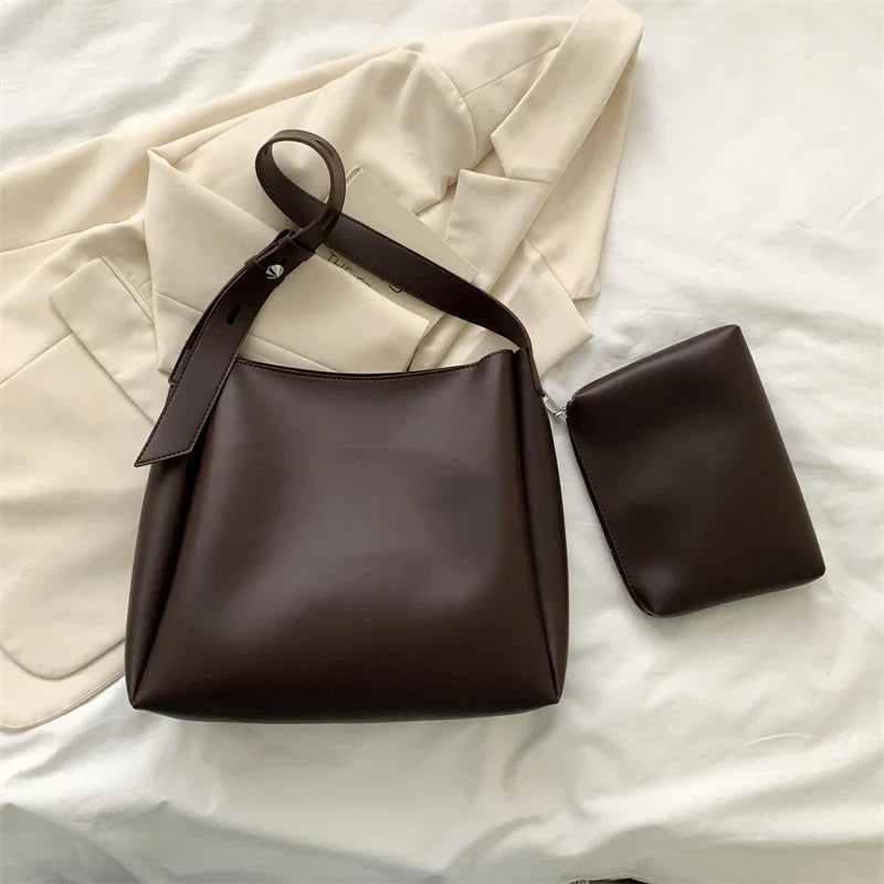 Sac femme élégant porté épaule, style chic et polyvalent pour un usage quotidien.
