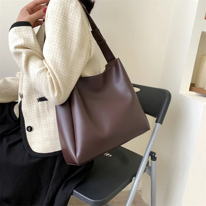 Sac épaule femme chic et spacieux, idéal pour transporter vos essentiels avec élégance.