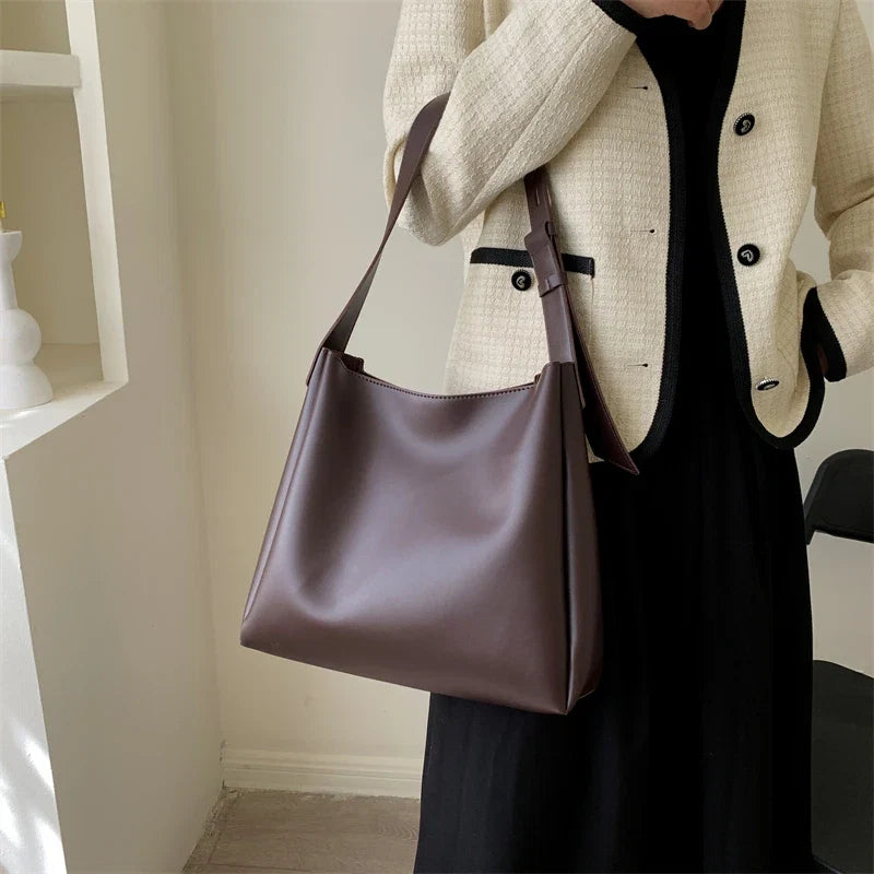 Sac à main femme élégant, couleur tendance, similicuir doux et finitions soignées.