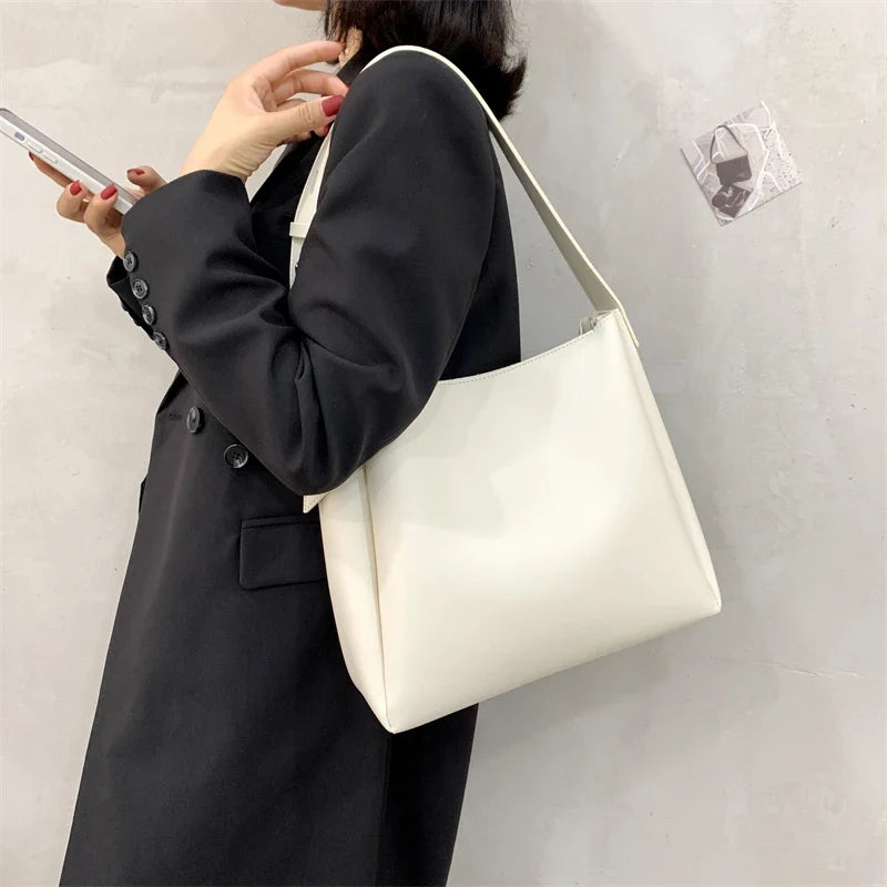 Sac femme moderne avec bandoulière ajustable, parfait pour un porté épaule ou croisé.