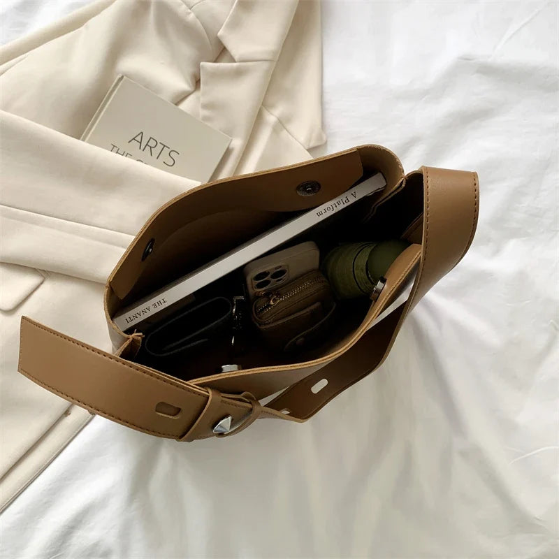Détail du fermoir doré du sac à main femme élégant, accent chic sur le similicuir.
