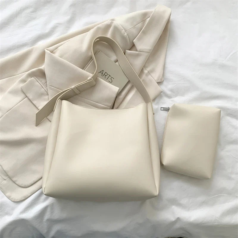 Sac à main femme élégant posé sur une surface, montrant sa structure et sa tenue.