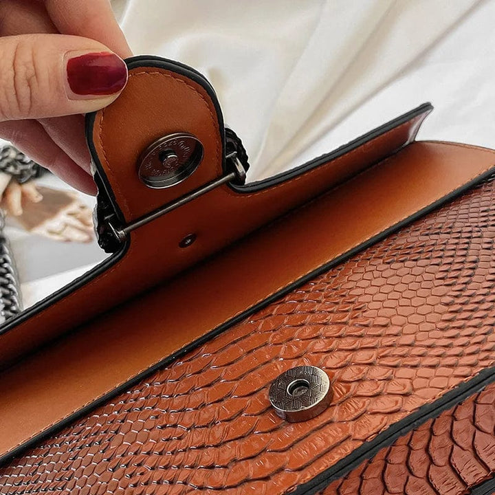 Sac fourre-tout femme en cuir PU souple avec fermeture éclair, grand compartiment et plusieurs poches intérieures.