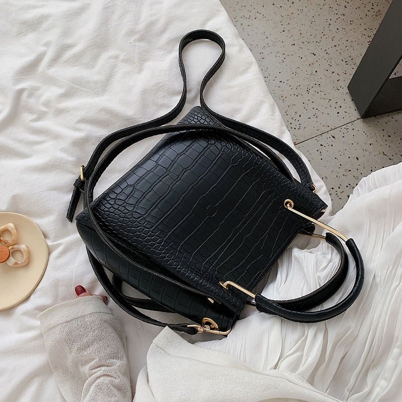 Sac à main femme noir effet croco tendance. Élégant accessoire de mode en synthétique avec bandoulière.