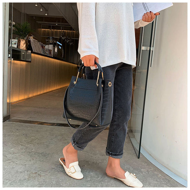 Sac à main noir pour femme, motif croco chic. Accessoire mode synthétique avec bandoulière réglable.