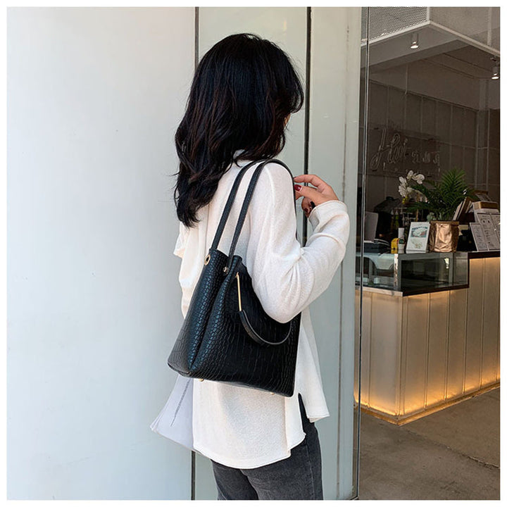 Sac à main noir élégant femme, texture croco, idéal pour soirée ou quotidien. Accessoire mode synthétique.
