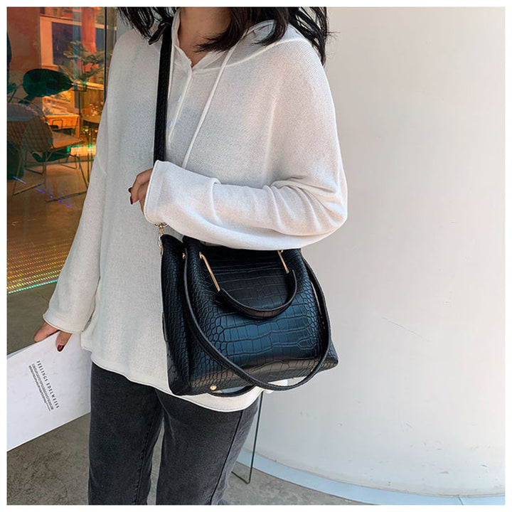 Sac à main femme noir effet croco. Ce sac mode tendance en synthétique avec bandoulière complète votre look élégant.
