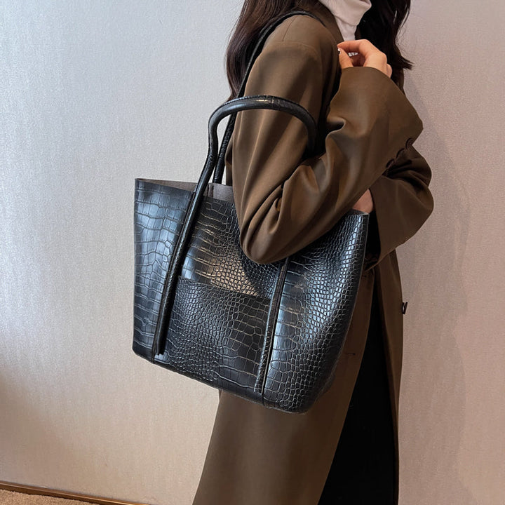 Accessoire de mode: sac femme noir en cuir vegan effet croco avec bandoulière, parfait pour la soirée.