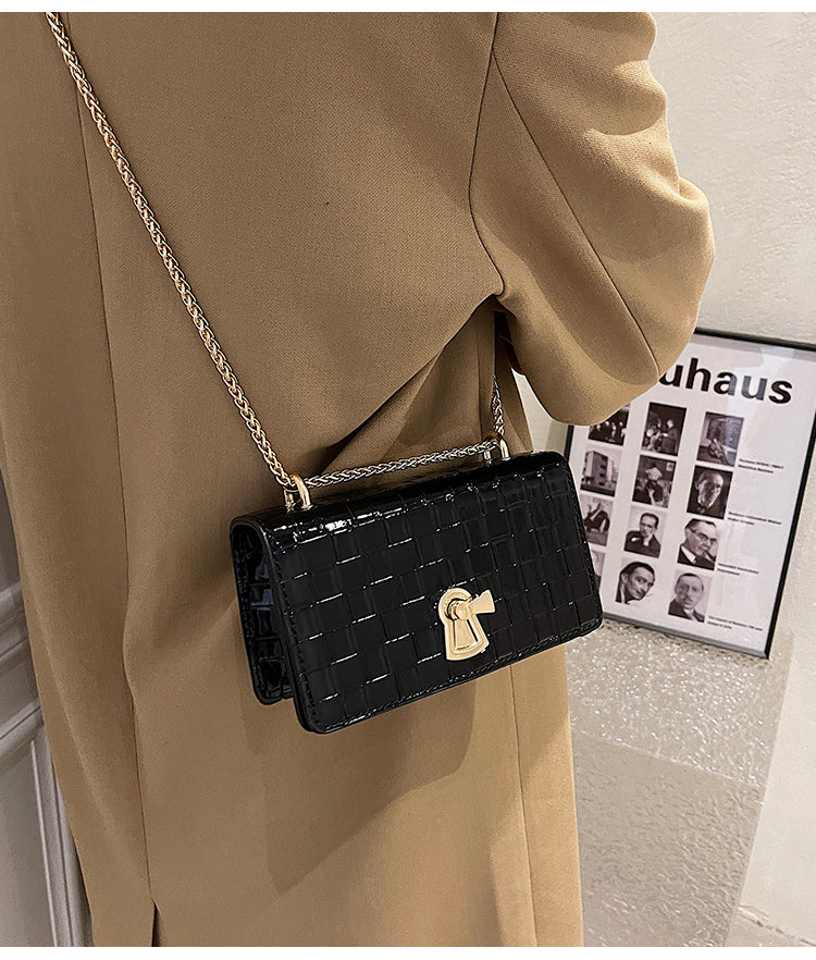 Sac bandoulière femme noir croco, luxe, parfait pour compléter une tenue élégante